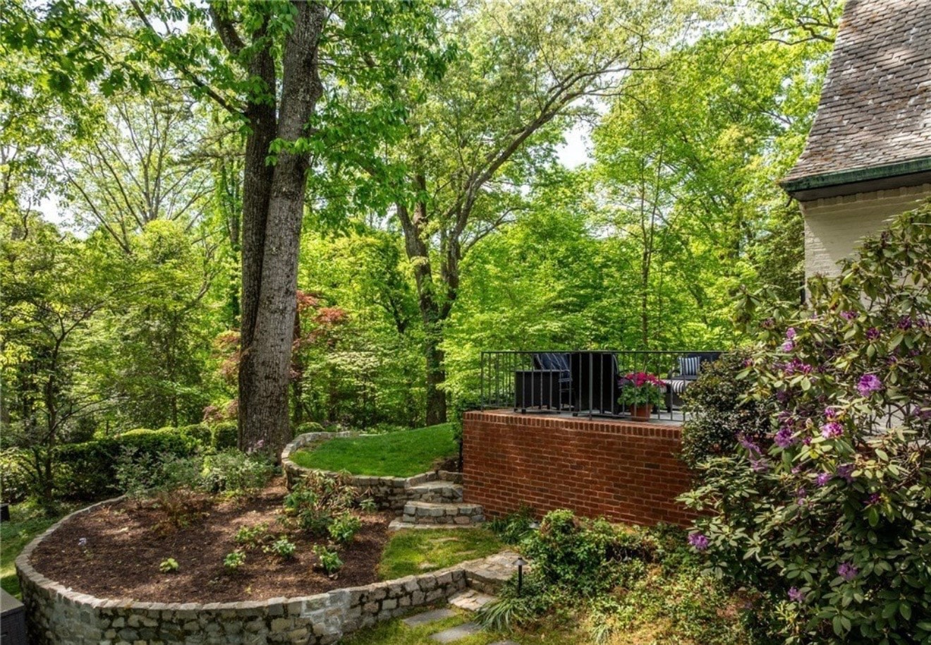 Maintained garden area — clean, tidy, and well-kept